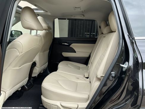 Used 2022 Toyota Highlander XLE FWD image 9