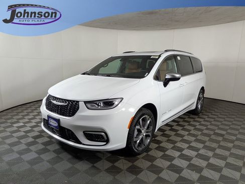 New 2026 Chrysler Pacifica Pinnacle w/ Trailer Tow Group AWD/4WD image 1