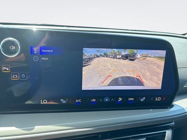 Used 2025 Chevrolet Traverse LT FWD image 17