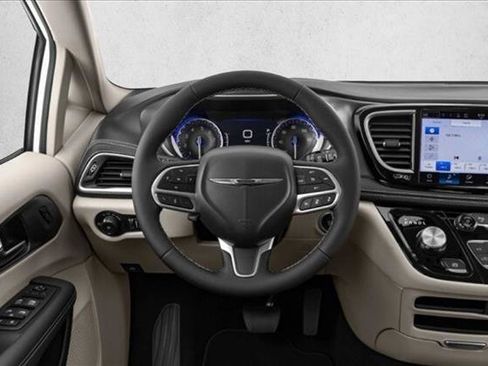 Used 2024 Chrysler Pacifica Touring-L image 15