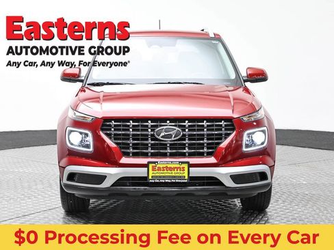 Used 2024 Hyundai Venue Limited FWD image 2