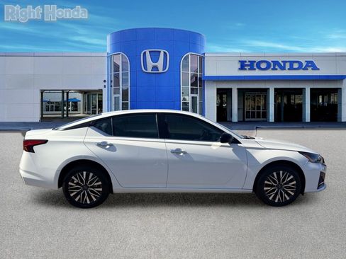 Used 2025 Nissan Altima 2.5 SV AWD/4WD image 8