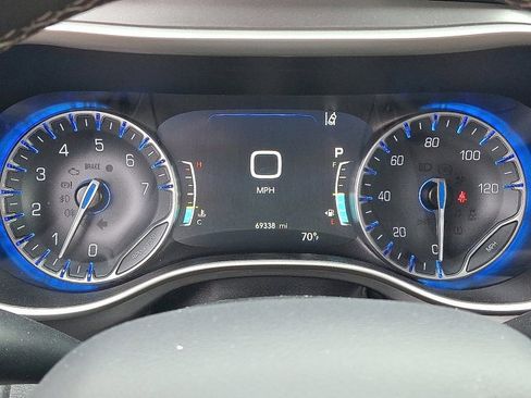 Used 2023 Chrysler Pacifica Touring-L FWD image 22