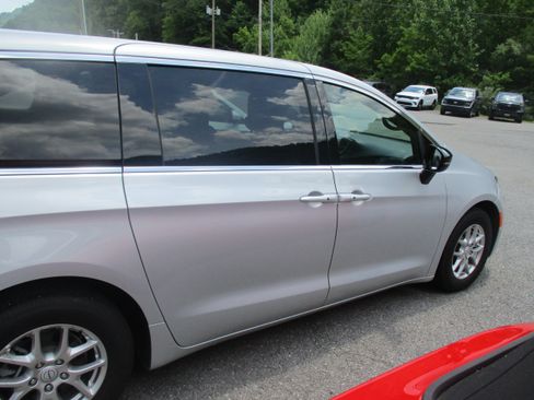 Used 2026 Chrysler Pacifica Select FWD image 3