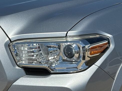 Used 2021 Toyota Tacoma SR5 RWD image 4