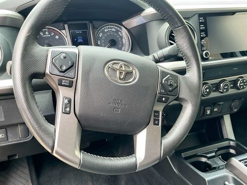 Used 2020 Toyota Tacoma SR5 RWD image 11
