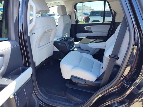 Used 2025 Ford Expedition Platinum image 17