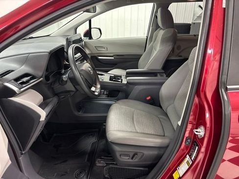 Used 2023 Toyota Sienna LE FWD image 6