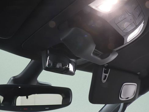 Used 2025 Chrysler Pacifica Select image 15