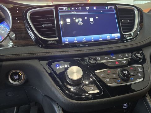 Used 2022 Chrysler Pacifica Pinnacle FWD image 36