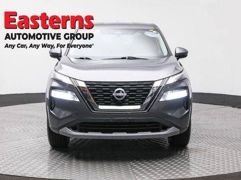 Used 2022 Nissan Rogue SV image 2