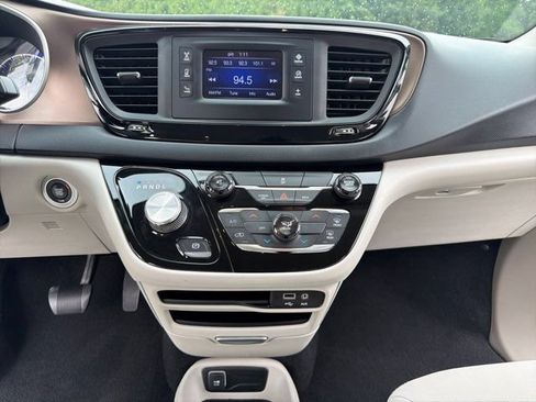 Used 2017 Chrysler Pacifica LX FWD image 31