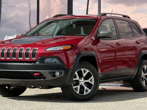 Used 2015 Jeep Cherokee Trailhawk AWD/4WD image 2