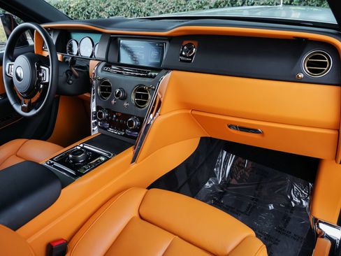 Certified 2022 Rolls-Royce Cullinan w/ Cullinan Package AWD/4WD image 2