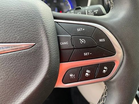 Used 2023 Chrysler Pacifica Touring-L FWD image 19