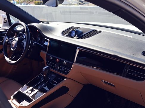 New 2024 Porsche Macan 4 Electric image 25