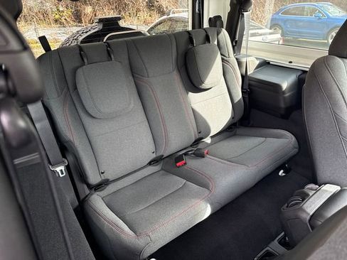 Used 2025 Jeep Wrangler Rubicon image 12