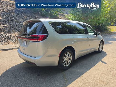 Used 2026 Chrysler Pacifica Select FWD image 5