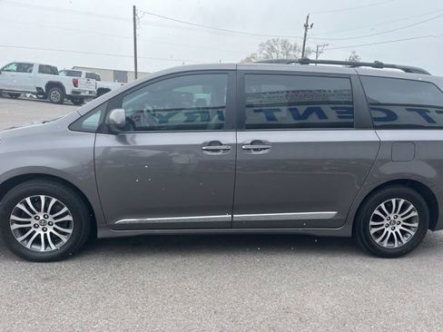 Used 2019 Toyota Sienna XLE w/ XLE Navigation Package FWD image 10