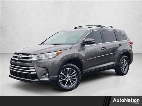 Used 2019 Toyota Highlander XLE image 1