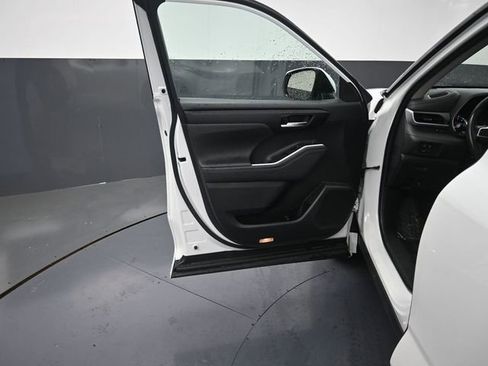 Used 2023 Toyota Highlander XLE FWD image 25