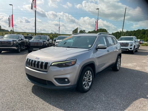 Used 2019 Jeep Cherokee Latitude Plus w/ Comfort/Convenience Group FWD image 4