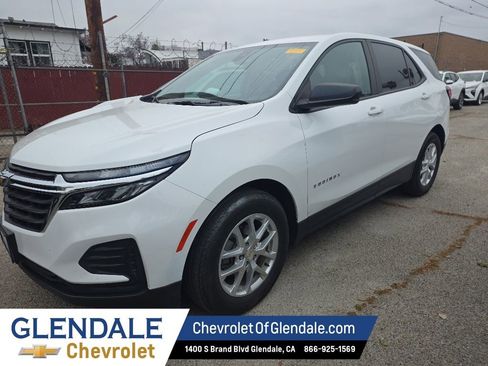 Used 2022 Chevrolet Equinox LS w/ LS Convenience Package FWD image 2
