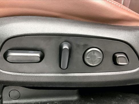 Used 2020 Buick Enclave Avenir w/ Avenir Technology Package FWD image 31