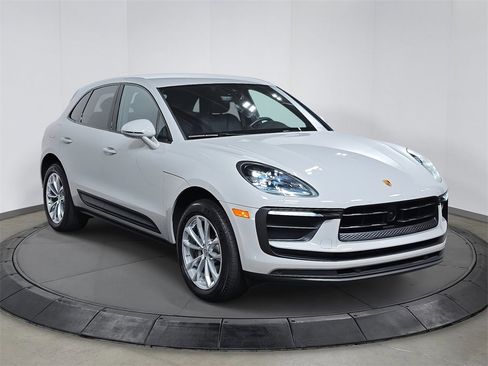 Used 2025 Porsche Macan image 9