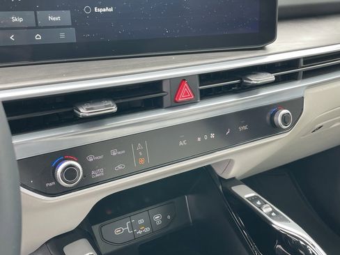 Certified 2025 Kia Sorento SX image 17