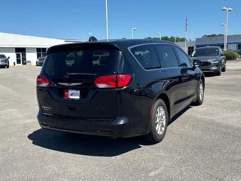 Used 2023 Chrysler Voyager LX FWD image 4