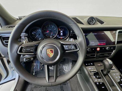 Certified 2025 Porsche Macan AWD/4WD image 14