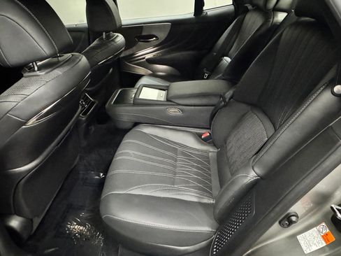 Used 2022 Lexus LS 500h AWD w/ Luxury Package image 40