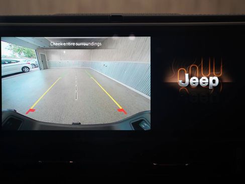 Used 2025 Jeep Gladiator Sport AWD/4WD image 18
