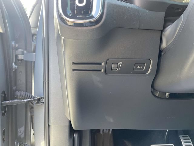 Used 2021 Volvo XC40 T5 R-Design w/ Advanced Package AWD/4WD image 22