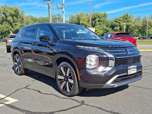 New 2025 Mitsubishi Outlander SE image 1