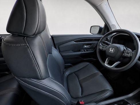 Used 2025 Honda Pilot Touring image 10