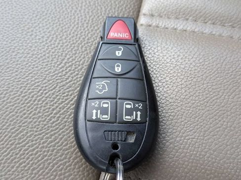 Used 2016 Chrysler Town & Country Touring FWD image 27