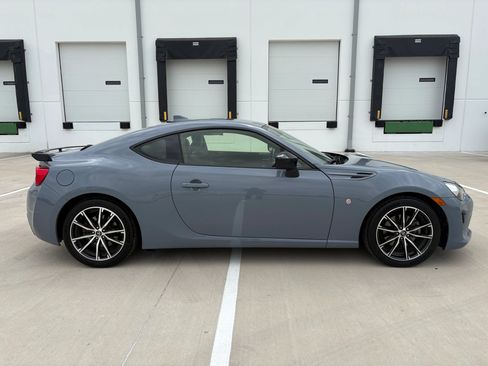 Used 2018 Toyota 86 RWD image 3