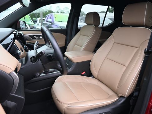 Used 2023 Chevrolet Traverse Premier FWD image 7