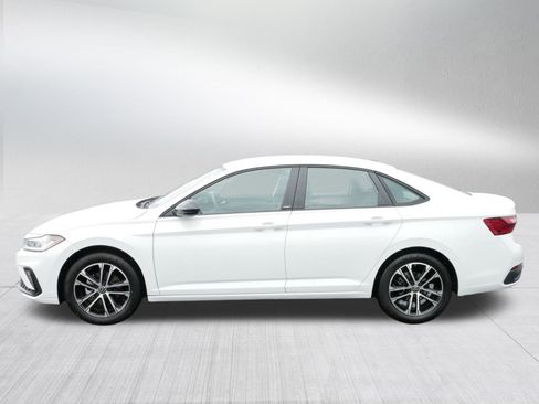 Certified 2025 Volkswagen Jetta Sport image 4