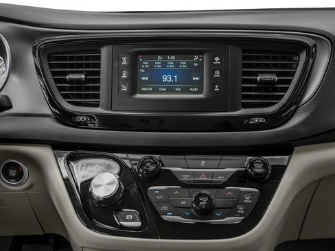 Certified 2018 Chrysler Pacifica L FWD image 10
