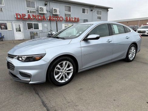 Used 2017 Chevrolet Malibu LT image 2