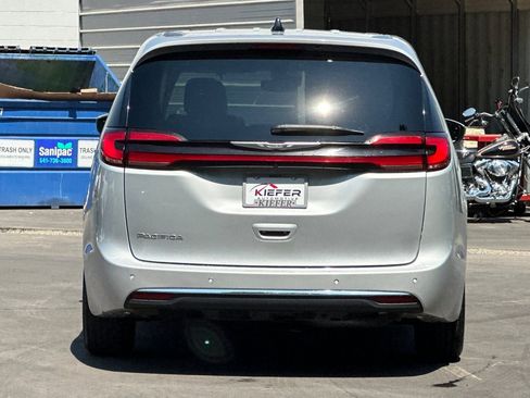 Used 2023 Chrysler Pacifica Touring-L FWD image 5