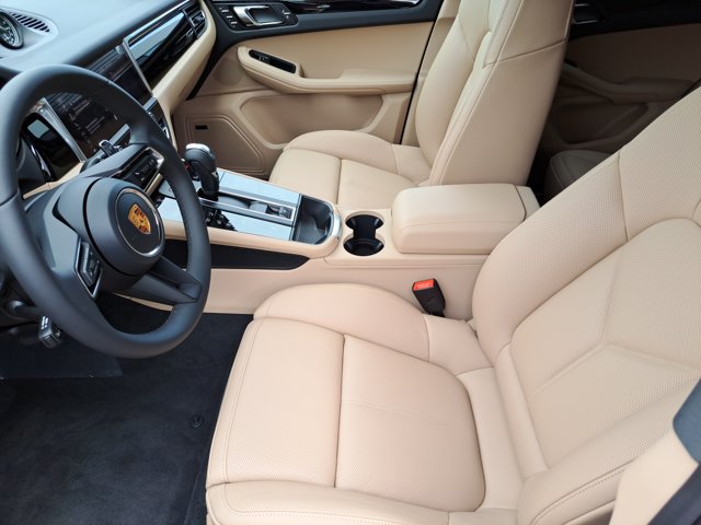 Used 2026 Porsche Macan AWD/4WD image 22