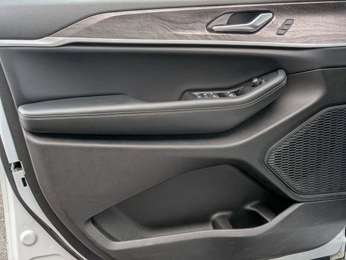 Used 2024 Jeep Grand Cherokee Limited image 10