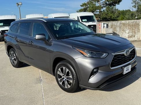 Used 2023 Toyota Highlander XLE FWD image 3