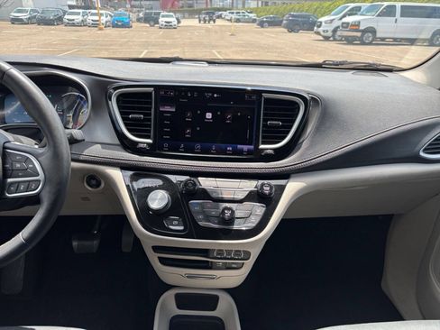 Used 2022 Chrysler Pacifica Touring-L FWD image 17
