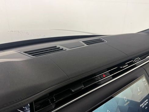 New 2025 Land Rover Range Rover Long Wheelbase SE image 31