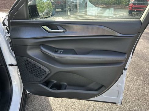 New 2025 Jeep Grand Cherokee Altitude image 14